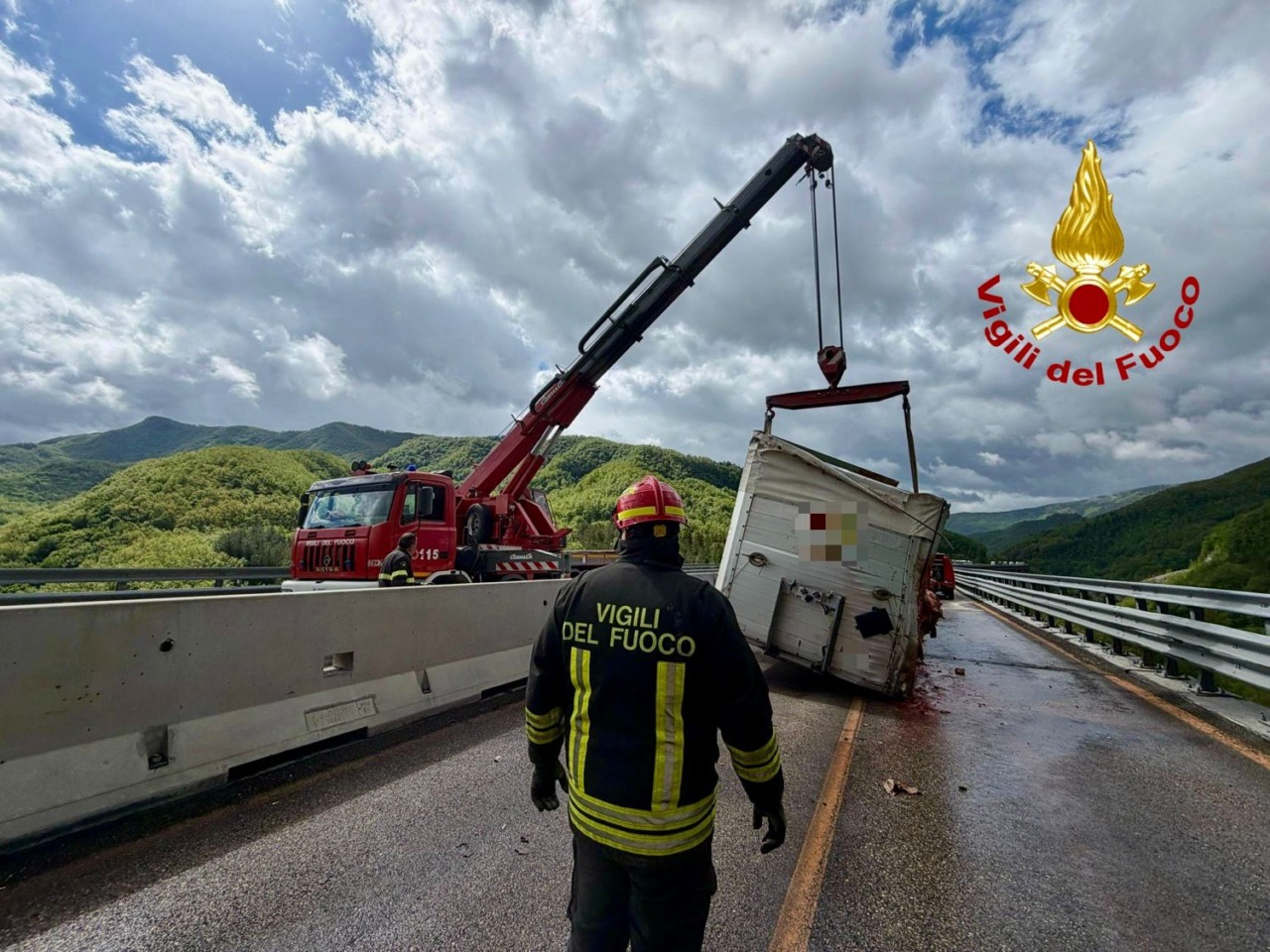 Incidente sulla E45, carico di pomodori sulla strada