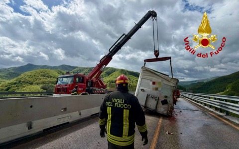 Incidente sulla E45, carico di pomodori sulla strada