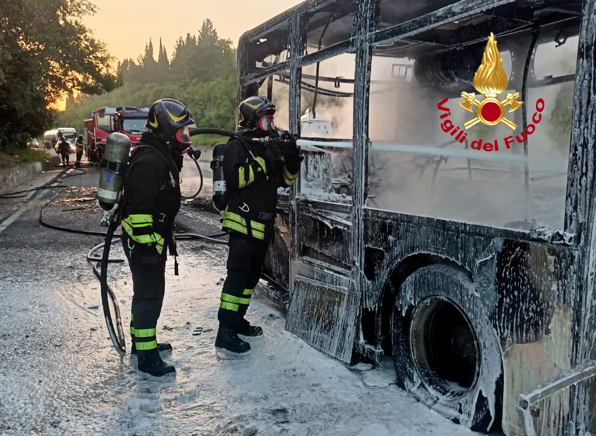 Autobus in fiamme sulla Fi-Pi-Li