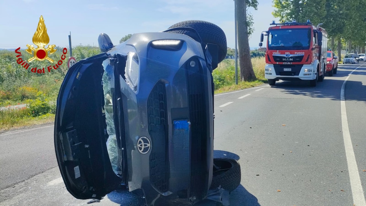 Contro un platano con l’auto: giovane donna ferita a Calcinaia (Pisa)