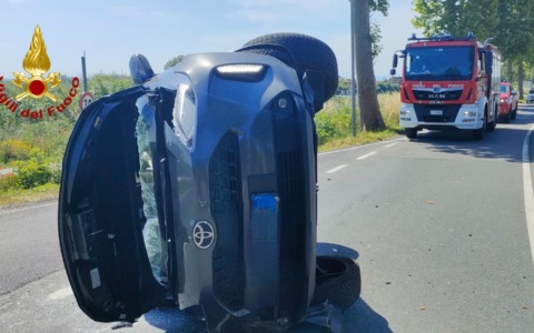 Contro un platano con l’auto: giovane donna ferita a Calcinaia (Pisa)