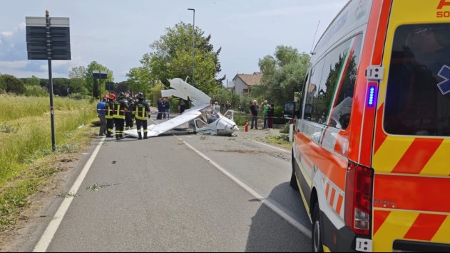 Ultraleggero precipita sull’asfalto e colpisce un’auto: nessun ferito