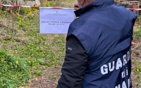 Discarica abusiva di 40 tonnellate di rifiuti scoperta all’Isola d’Elba