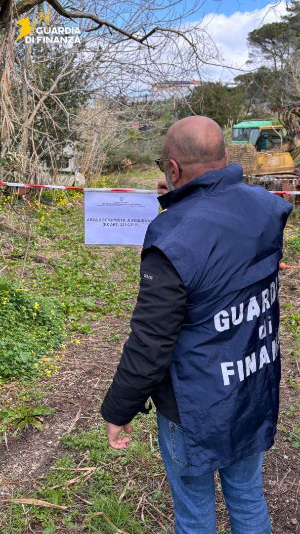 Discarica abusiva di 40 tonnellate di rifiuti scoperta all’Isola d’Elba
