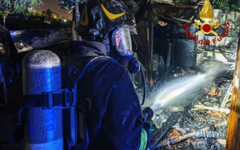 Incendio nella notte a Pisa, fiamme all’interno di una baracca