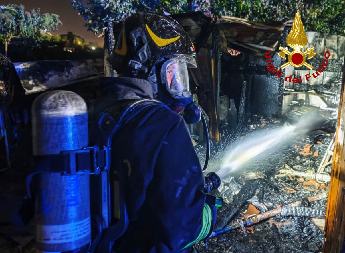 Incendio nella notte a Pisa, fiamme all’interno di una baracca