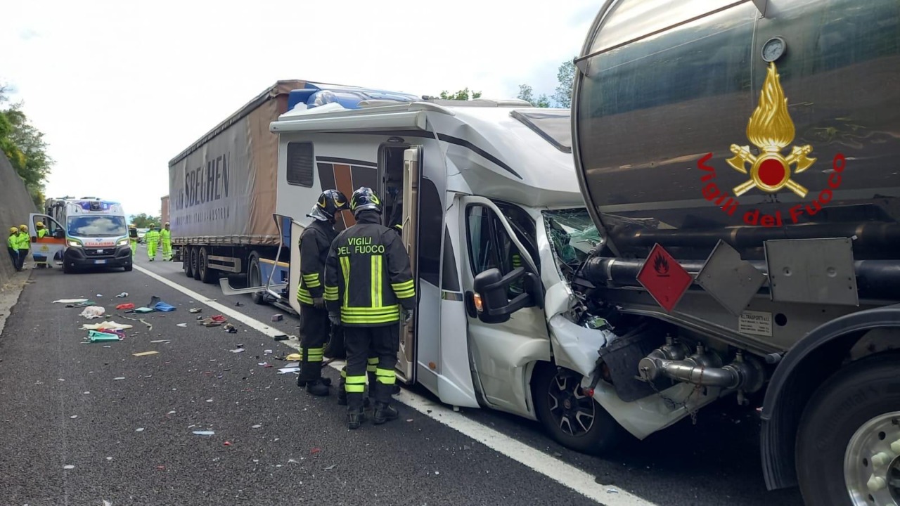 Arezzo, scontro tra due mezzi pesanti e un camper: tre feriti