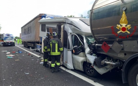 Arezzo, scontro tra due mezzi pesanti e un camper: tre feriti