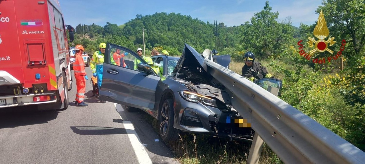 Arezzo, auto esce di strada e viene trafitta dal guard rail
