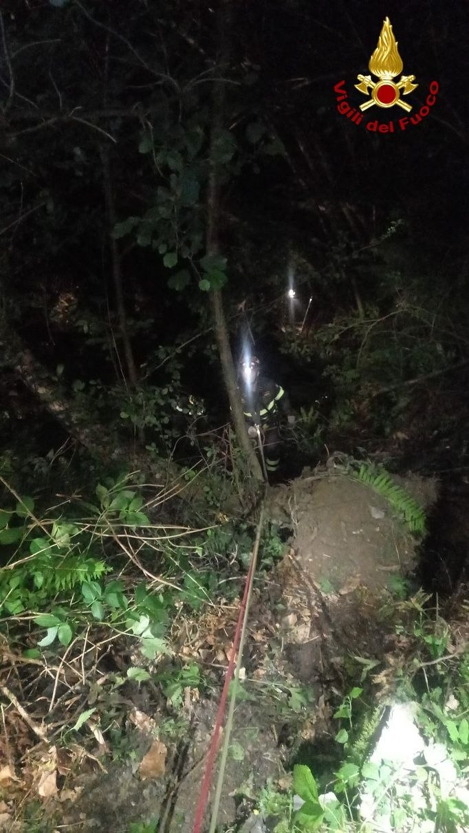 Auto finisce in un dirupo, muore coppia di anziani