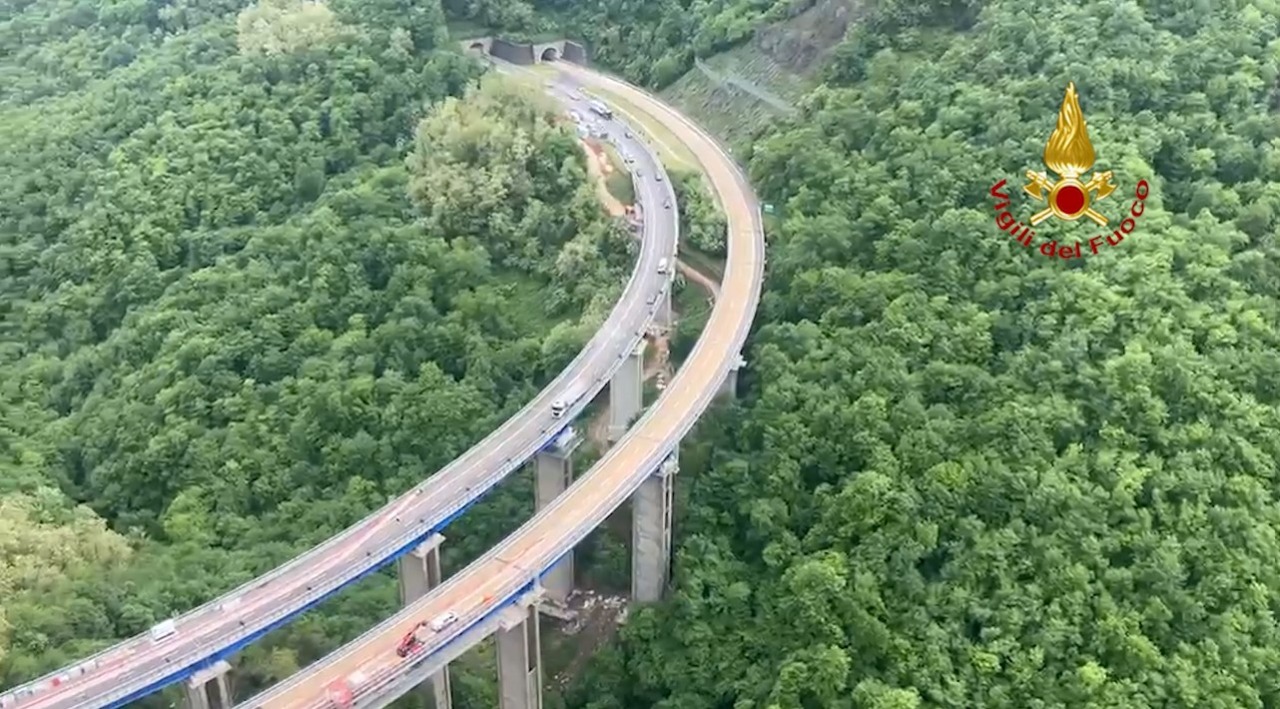 Cede il cemento sul viadotto Macinaie, cadono due operai