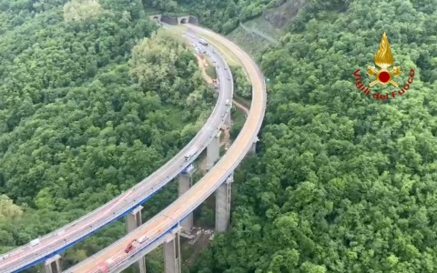 Cede il cemento sul viadotto Macinaie, cadono due operai