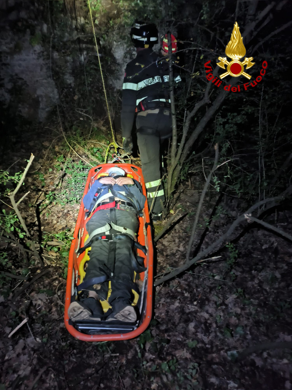 Cade nel fiume Elsa, salvato dai vigili del fuoco