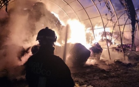 Incendio in azienda agricola, distrutto il rimessaggio