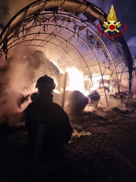 Incendio in azienda agricola, distrutto il rimessaggio
