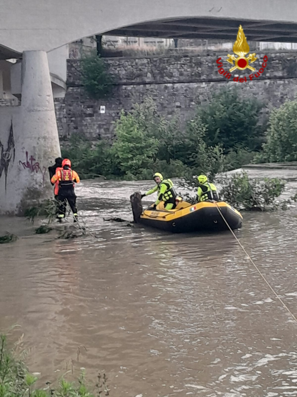 Bloccato dalla corrente sul greto del fiume Bisenzio
