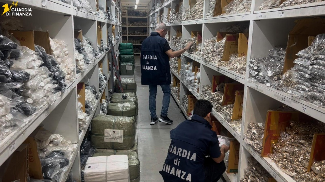 “Fabbrica del falso”: sequestrati tessuti a marchio Gucci