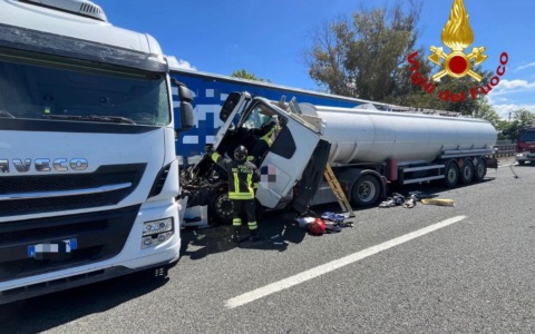 Scontro fra due tir-cisterna carichi di carburante sull’A12, tratto chiuso