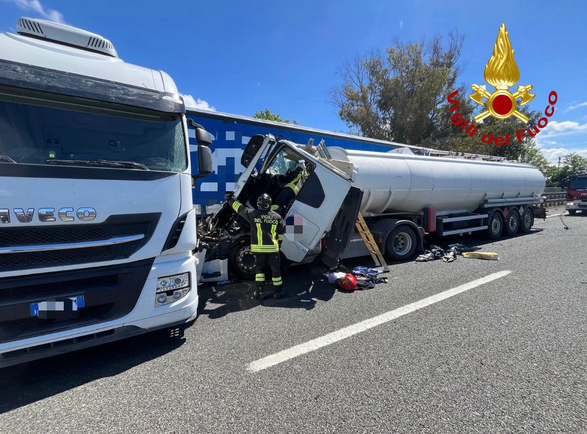 Scontro fra due tir-cisterna carichi di carburante sull’A12, tratto chiuso