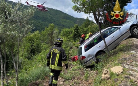 Fuori strada con l’auto, uomo recuperato nella scarpata dai vigili del fuoco