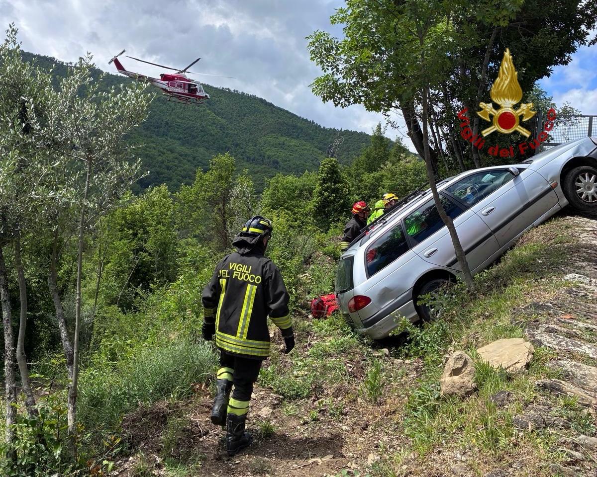 Fuori strada con l’auto, uomo recuperato nella scarpata dai vigili del fuoco