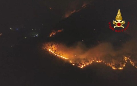 Incedio sul Monte Faeta, salgono sfollati e ettari bruciati