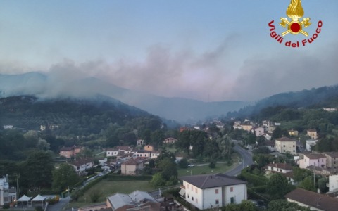 Incendio sul Monte Faeta, riaperta la SS12 dell’Abetone e del Brennero