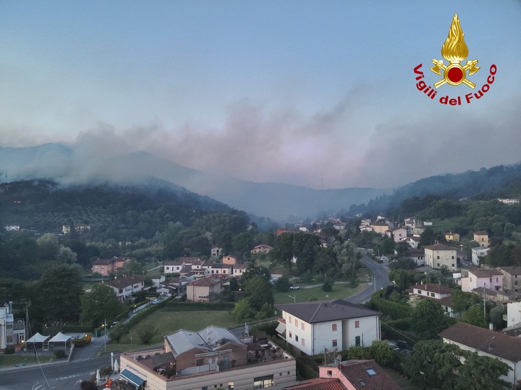 Incendio sul Monte Faeta, riaperta la SS12 dell’Abetone e del Brennero