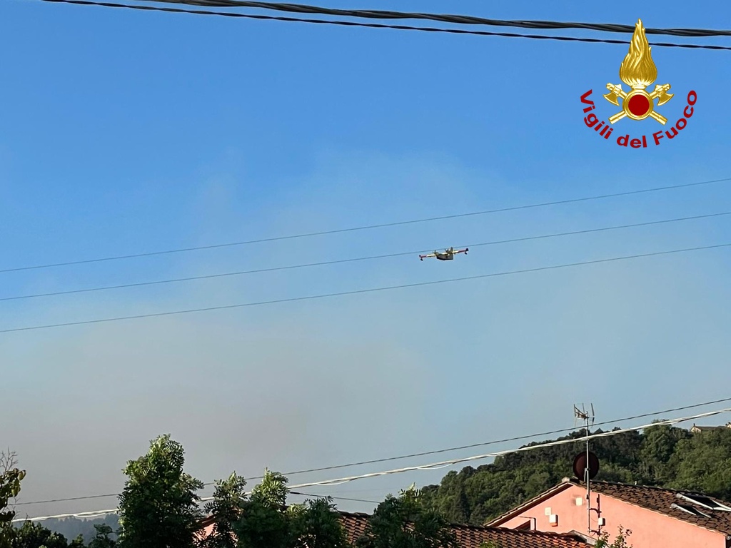 Incendio Monte Faeta, canadair in volo sul fronte pisano – IL VIDEO