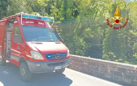Perde il controllo dello scooter, finisce in un torrente