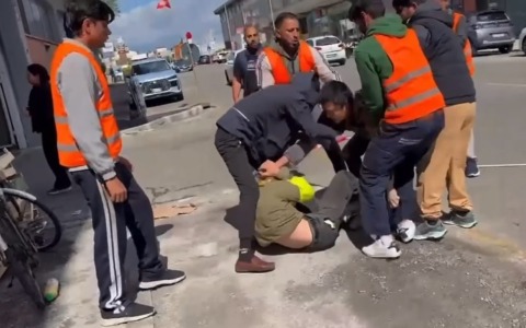 Calci e pugni a un sindacalista durante la protesta per gli stipendi non pagati
