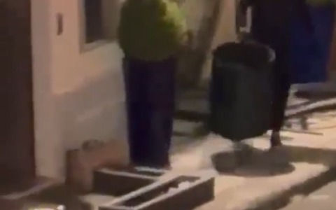 Colpo in gioielleria, sfondano la porta e scappano con gioielli e brillanti