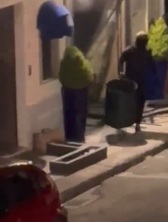 Colpo in gioielleria, sfondano la porta e scappano con gioielli e brillanti