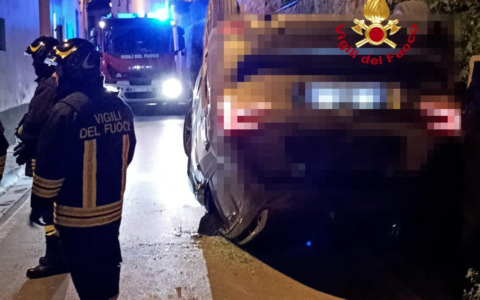 Auto trancia le tubazioni del gas a La Romola, ferito il conducente