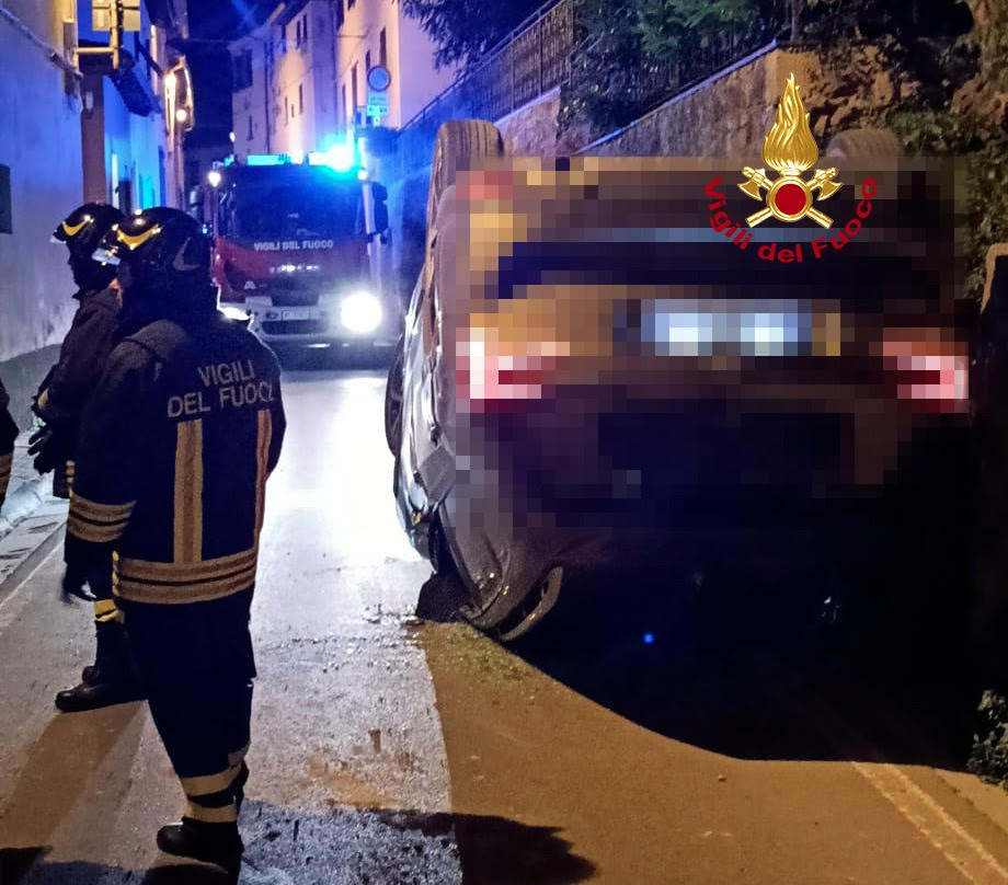 Auto trancia le tubazioni del gas a La Romola, ferito il conducente