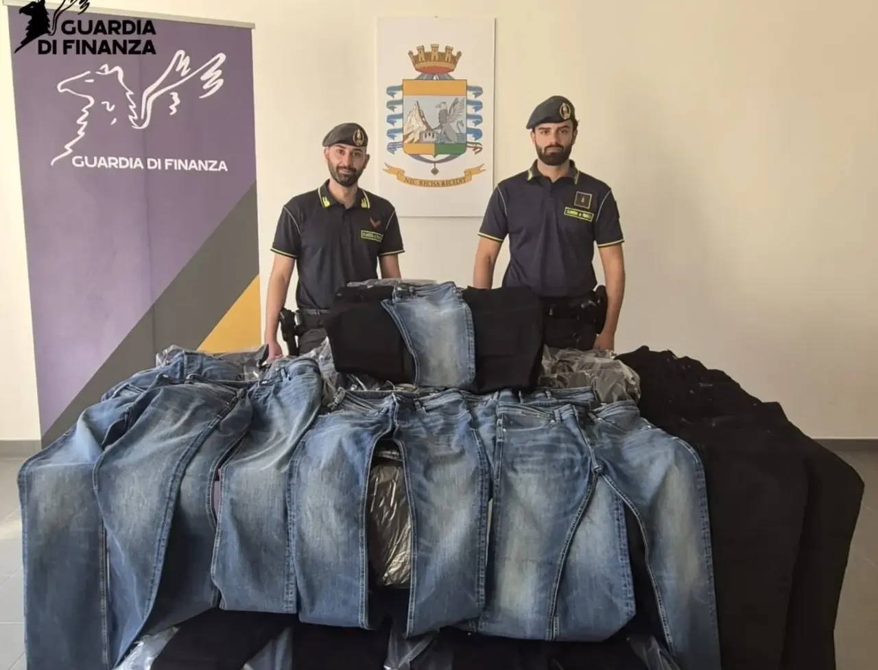 Maxi sequestro in Valdelsa: scoperti 120 mila euro di jeans rubati