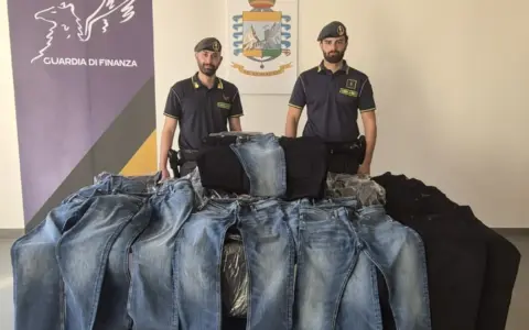 Maxi sequestro in Valdelsa: scoperti 120 mila euro di jeans rubati