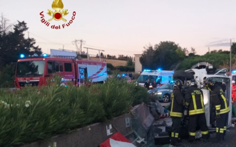 Furgone con sei persone a bordo si schianta sull’Autostrada Azzurra