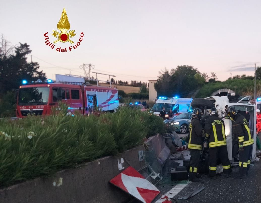 Furgone con sei persone a bordo si schianta sull’Autostrada Azzurra