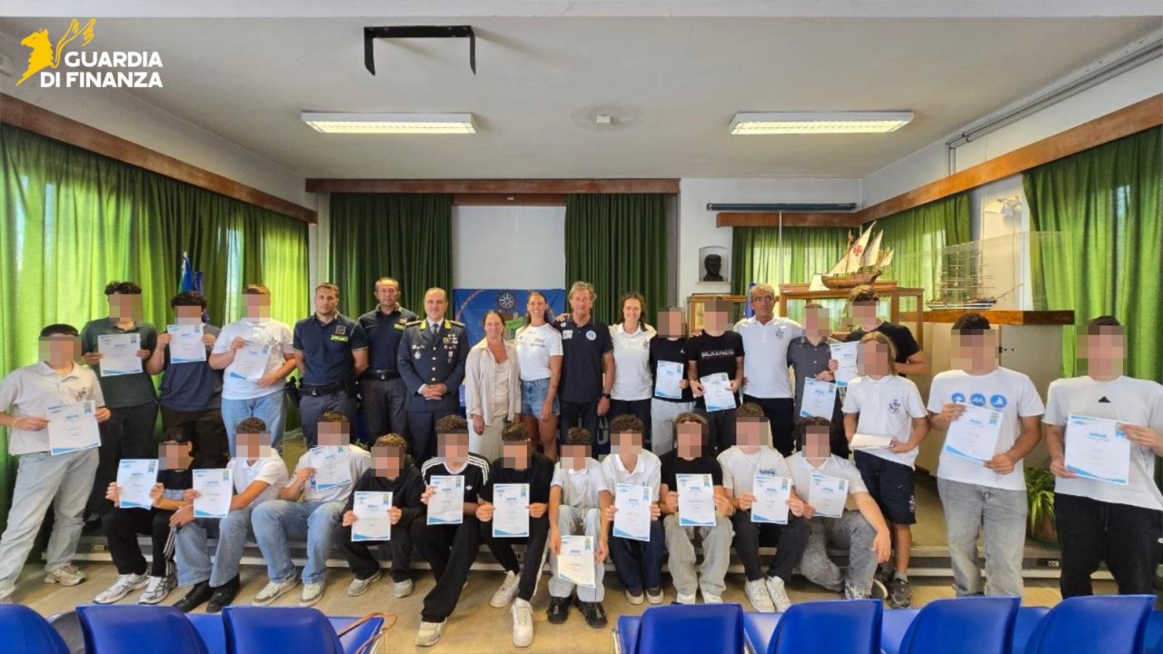 Guardia di Finanza e studenti insieme per ripulire i fondali di Antignano