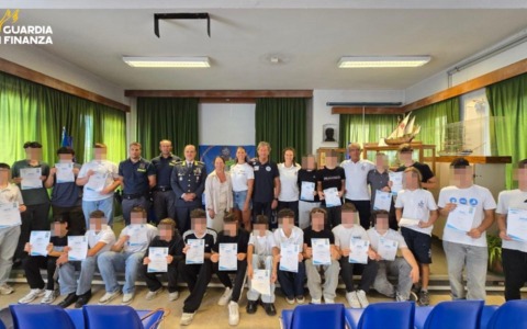 Guardia di Finanza e studenti insieme per ripulire i fondali di Antignano