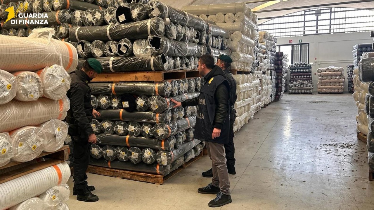 Contrabbando da Cina, sequestrati tessuti e abiti per 11 milioni di euro
