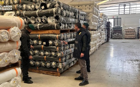 Contrabbando da Cina, sequestrati tessuti e abiti per 11 milioni di euro