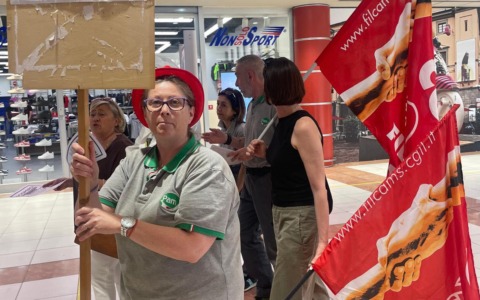 Pam, due dipendenti trasferiti a 100 chilometri: scatta la protesta dei colleghi