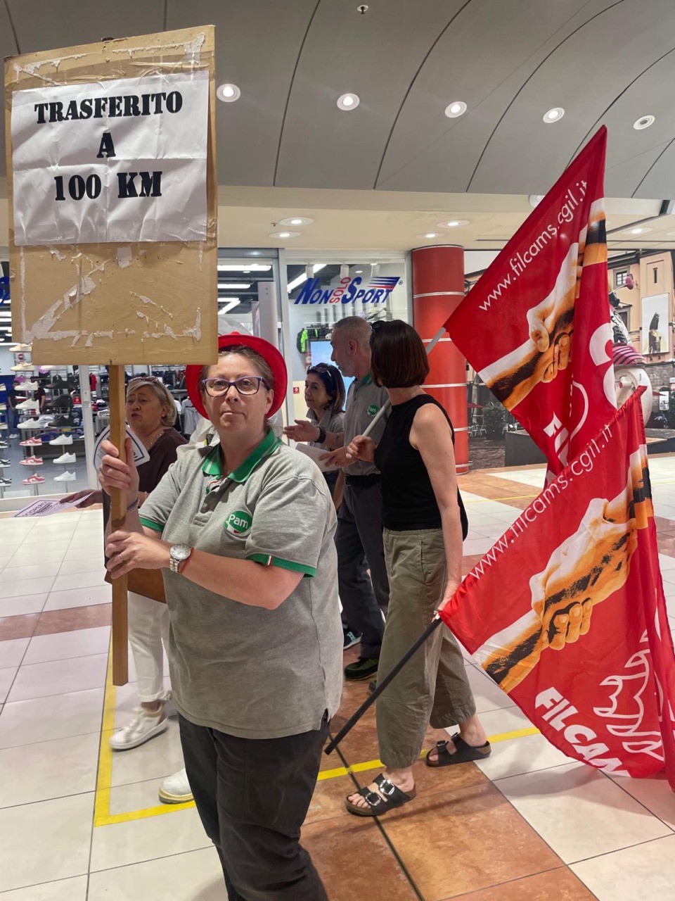 Pam, due dipendenti trasferiti a 100 chilometri: scatta la protesta dei colleghi