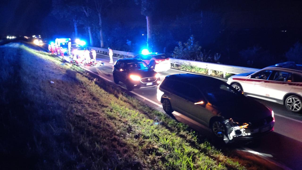 Auto travolge due bici, muore 19 enne