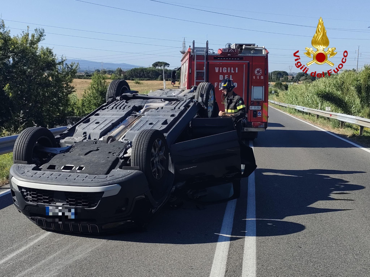 Schianto tra auto a Cascina, una si ribalta