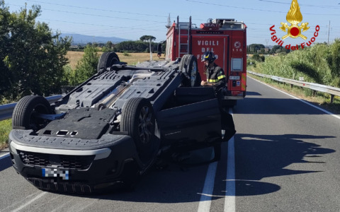 Schianto tra auto a Cascina, una si ribalta