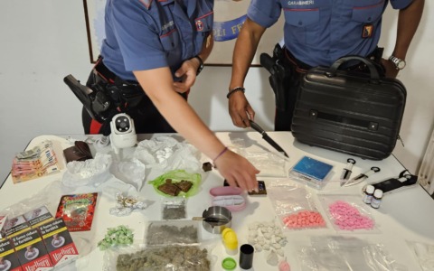 Hashish, speed, MDMA, ketamina, ecstasy nel bagagliaio dell’auto