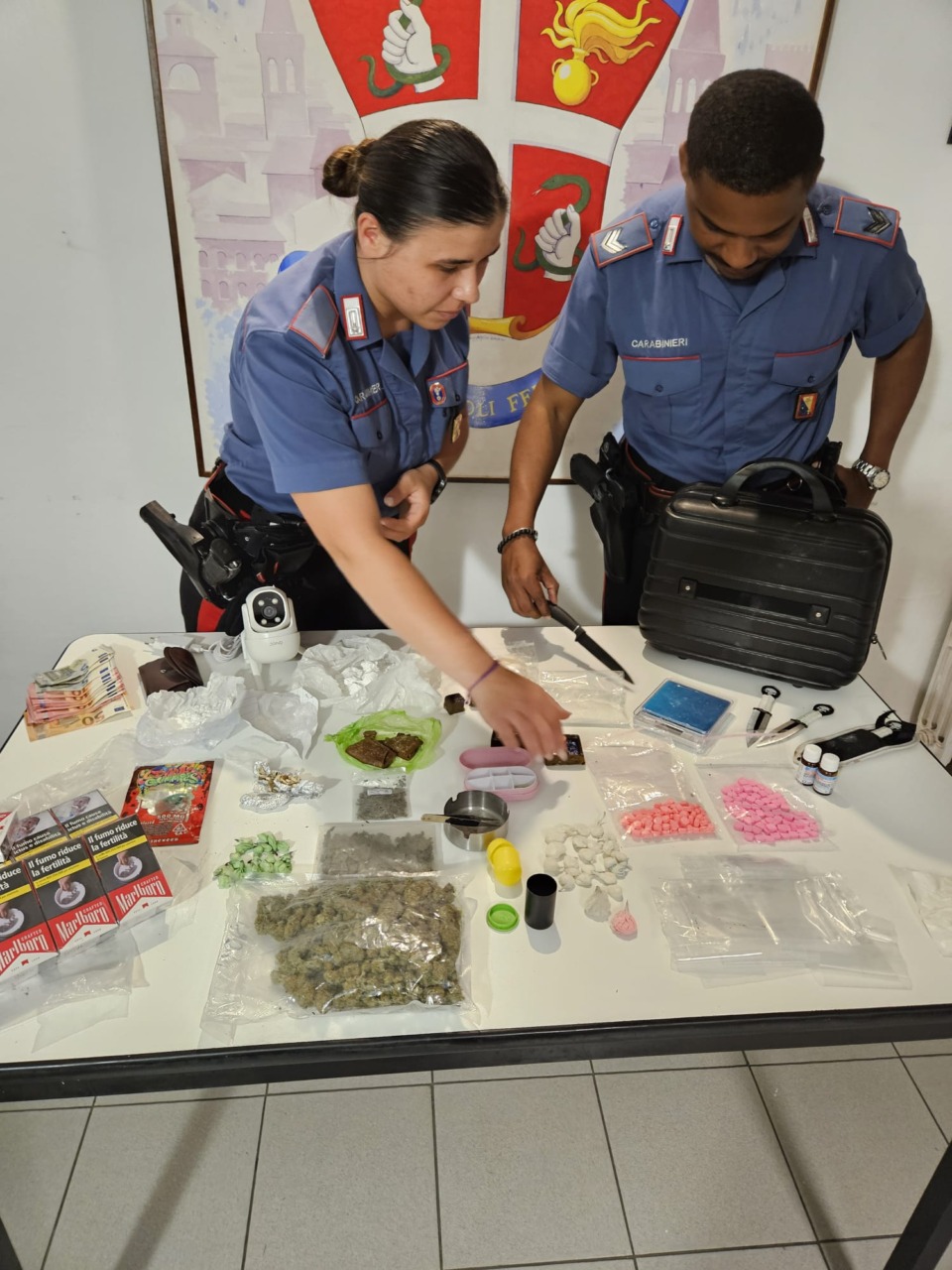 Hashish, speed, MDMA, ketamina, ecstasy nel bagagliaio dell’auto